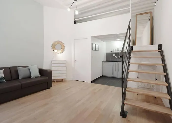Avec Beaux Volumes Cœur Du Marais Paris